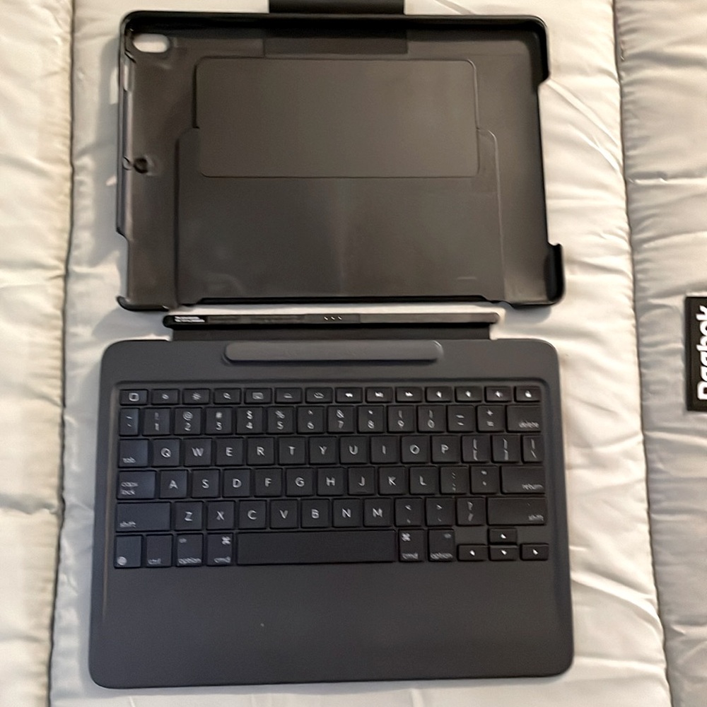 Logitech Y-B0011 iPad Pro Black Wireless Slim Combo QWERTY Keyboard Case
